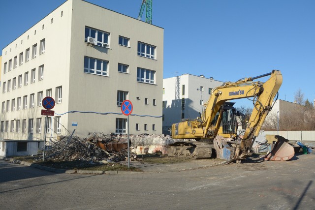 Wyremontowane będzie przejście podziemne do budynku szpitala i przebudowany teren wokół. Będą nowe drogi oraz parkingi.