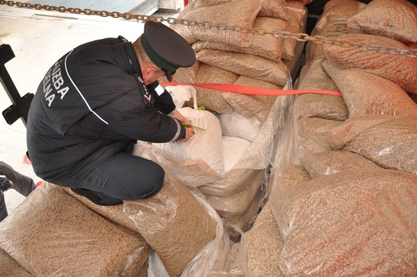 Granica w Dorohusku: Celnicy wykryli przemyt 1,5 tony bursztynu [ZDJĘCIA]