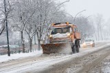 Atak zimy w Zakopanem. Zasypane drogi i chodniki. W Tatrach pierwszy stopień zagrożenia lawinowego
