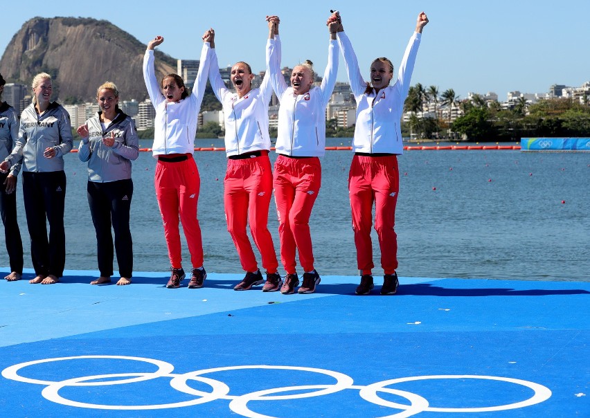 Polska czwórka podwójna kobiet na olimpijskim podium w Rio.