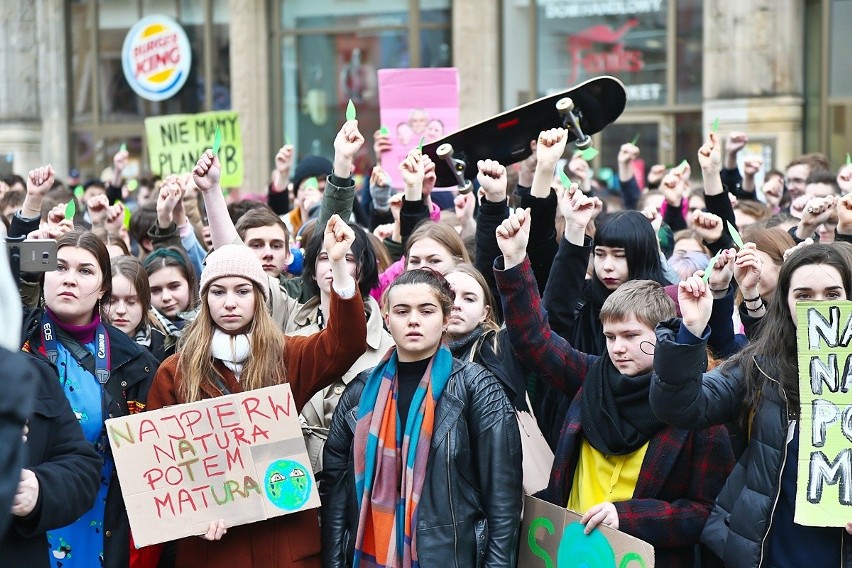 Młodzieżowy strajk klimatyczny w centrum Wrocławia. Uczniowie przeszli Świdnicką (ZDJĘCIA)