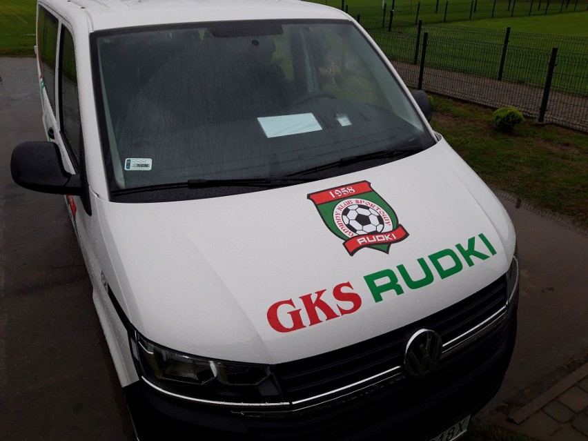 Czwartoligowy GKS Rudki zmienia się nie tylko pod względem sportowym. Wzbogacił się też o nowy samochód z logo klubu [ZDJĘCIA]