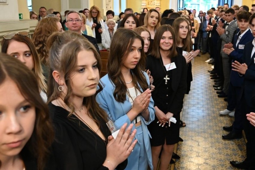 Sakrament bierzmowania w Parafii Garnizonowej w Kielcach. Udzielił go Wiesław Lechowicz, biskup polowy Wojska Polskiego. Zobaczcie zdjęcia