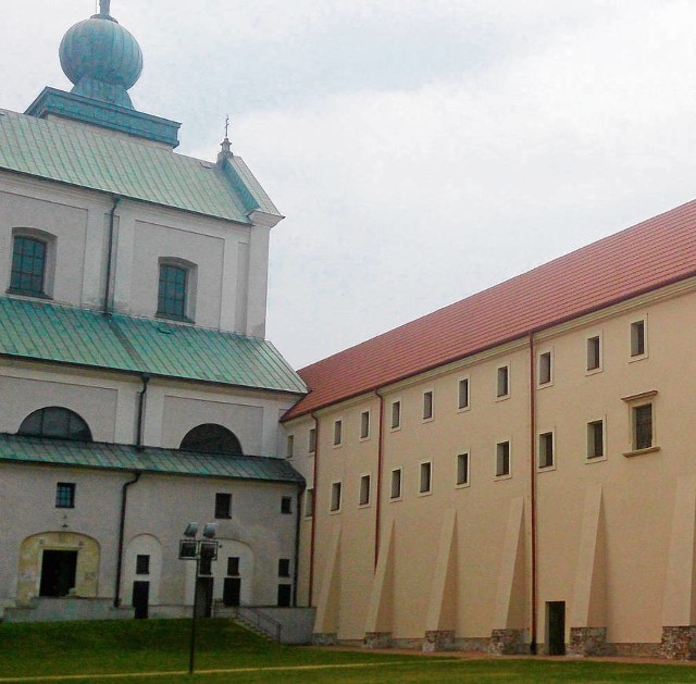 Częściowo wyremontowany budynek dawnego klasztoru