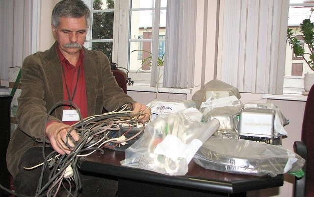 Piotr Marchlewski, specjalista ds. technicznych, zajmujący się licznikami, wyjął z zapieczętowanego pomieszczenia liczniki i przewody zarekwirowane złodziejom prądu. Muszą być przechowywane przez 10 lat, jako dowód.