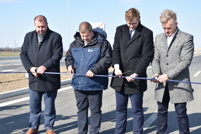 Odcinek drogi regionalnej Pszczyna - Racibórz w środę został oficjalnie oddany do użytku.  Zobacz kolejne zdjęcia. Przesuwaj zdjęcia w prawo - naciśnij strzałkę lub przycisk NASTĘPNE