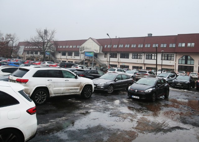 Codziennie w okolicach szpitala tworzą się ogromne korki, bo zarówno pacjenci jak i personel szpitala szukają miejsc do parkowania.