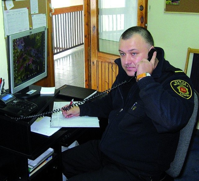 Strażnik Piotr Dzwonkowski co dzień sprawdza zasadność zgłoszeń