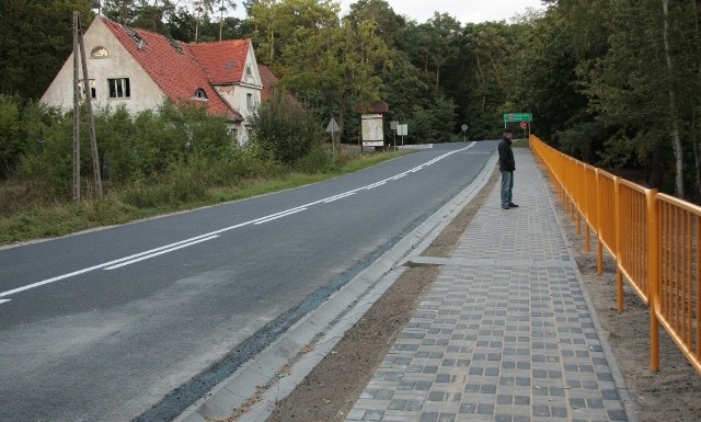 Zdaniem naszych Czytelników, ten chodnik został wybudowany zupełnie niepotrzebnie. Wicestarosta twierdzi, że będą z niego korzystać mieszkańcy kilku leśnych gospodarstw.