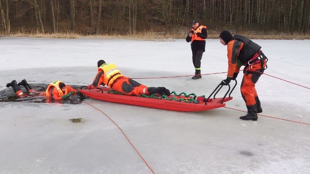 W sobotę strażacy z OSP z Kamienia i Więcborka ćwiczyli, jak ratować ludzi, pod którymi załamał się lód.