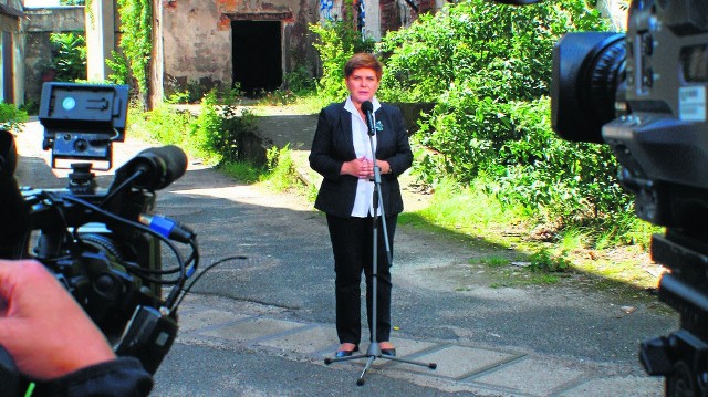 O tym, że Polska i Nowa Sól jest w ruinie, dwa lata temu przekonywała Beata Szydło. Jej konferencję na tle zrujnowanej fabryki nici prezydent Wadim Tyszkiewicz określił mianem „żałosnego spektaklu”.