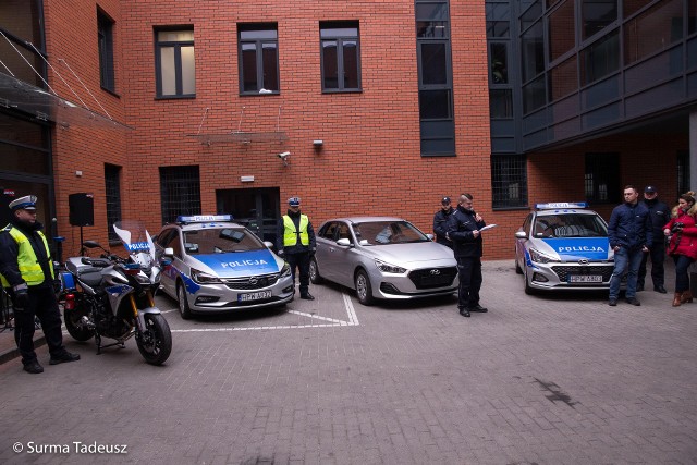 Prezentacja nowych pojazdów na terenie stargardzkiej komendy policji