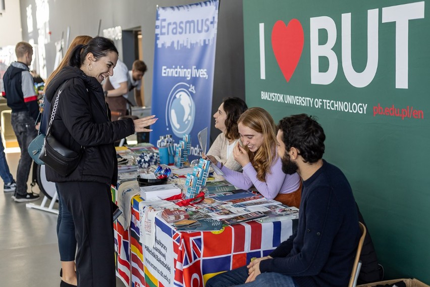 Erasmus Days w Politechnice Białostockiej. Studenci poznają możliwości studiów za granicą