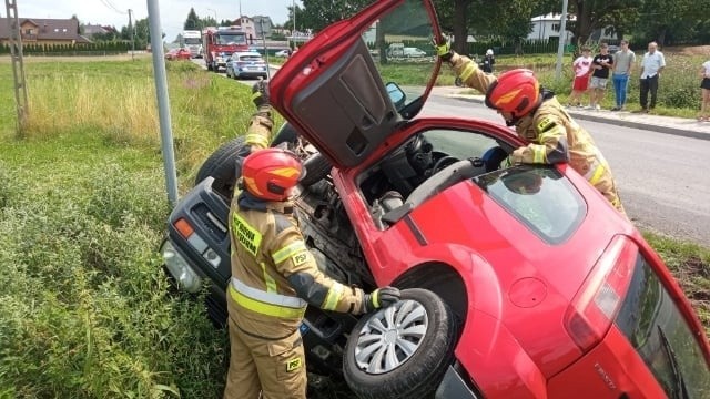 Kobylanka. Dramatyczne sceny na drodze powiatowej. Samochody po zderzeniu wpadły do rowu jeden na drugim