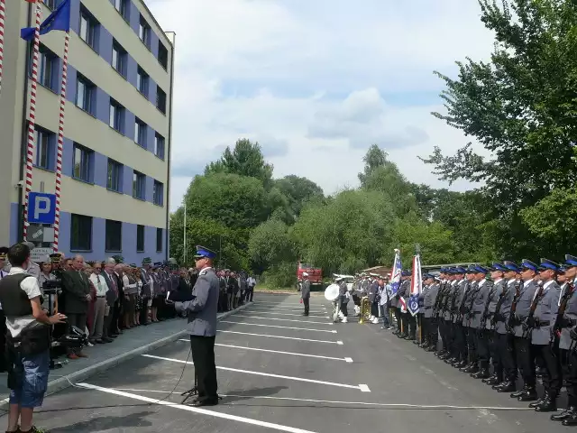 Podczas uroczystości otwarcia nowej siedziby Policji w Staszowie. Przemawia Komendant Komendy Powiatowej w Staszowie