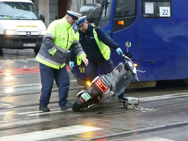 W czwartek (21 grudnia) na ulicy Hubskiej doszło do wypadku. Mężczyzna jadący skuterem zderzył się z tramwajem. Został poszkodowany; trafił do szpitala, torowisko jest zablokowane. MPK Wrocław wprowadziło objazdy.