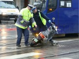 Wypadek na ulicy Hubskiej we Wrocławiu. Dostawca na skuterze wjechał pod tramwaj