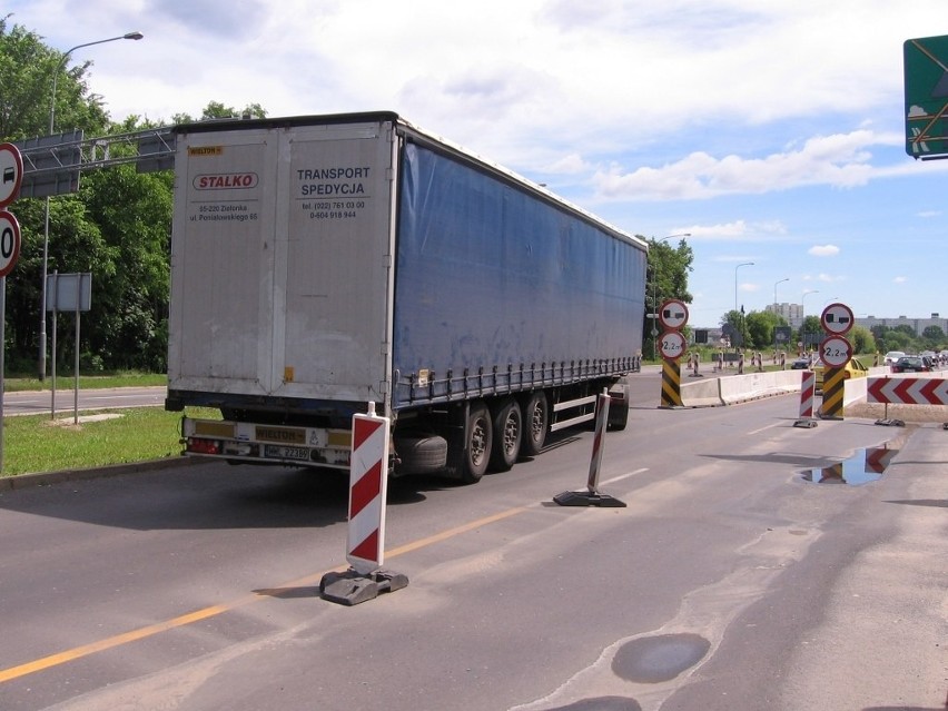 Estakada katowicka: Ciężarówka utknęła w szykanach