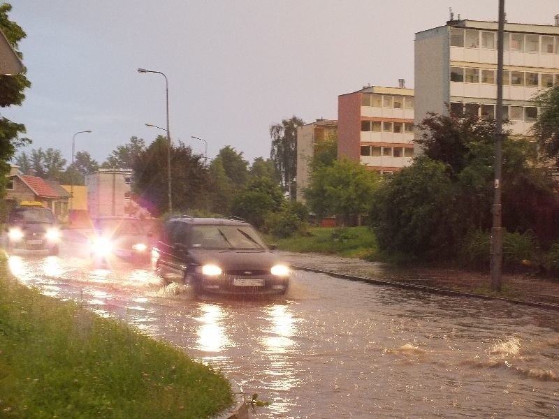 Skrzyżowanie ulic Szkolnej i Iglastej całkowicie pod wodą.