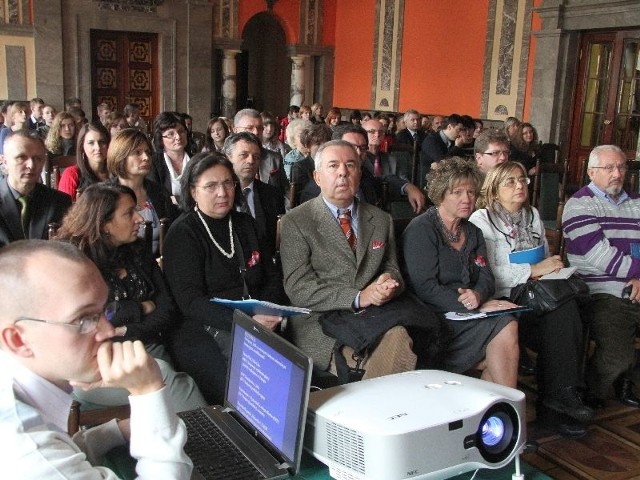 Delegacja z włoskiego regionu Abruzzo podczas konferencji w Wojewódzkim Domu Kultury w Kielcach.