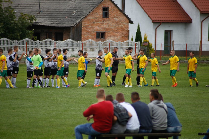Dąb Kosina (na żółto-zielono) wygrał w Trzebusce z...