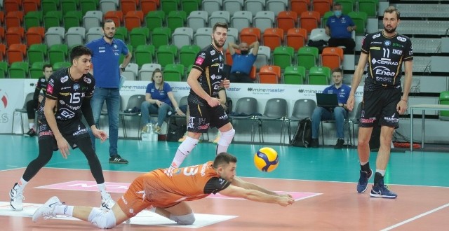 W rewanżowym meczu o 11 miejsce w PlusLidze: Cuprum Lubin pokonał Cerrad Enea Czarni Radom 3:0  (25:19, 25:17, 25:21), złoty set 15:12. Najlepszym siatkarzem meczu został wybrany Wojciech Ferens, były zawodnik Czarnych.W pierwszym meczu w Radomiu wygrali Czarni 3:0, a w rewanżu Cuprum 3:0 i złotego seta i to zespół z Lubina zakończył sezon na jedenastym miejscu.Cuprum Lubin - Cerrad Enea Czarni Radom 3:0 (25:19, 25:17, 25:21). Złoty set: 15:12.Cuprum: Tavares Rodrigues 5, Lorenc 20, Ferens 17, Maruszczyk 10, Jakubiszak 11, Pietraszko 9, Szymura (libero) oraz Zawalski, Magnuszewski.Cerrad Enea Czarni: Zrajkowski, Konarski 5, Pasiński 3, Sander 13, Dryja 5, Josifow 1, Masłowski (libero) oraz Kędzierski 3, Firszt 4, Gąsior 6, Nowowsiak (libero).MVP meczu: Wojciech Ferens (Cuprum Lubin).Inauguracyjna partia należała do gości, którzy wygrywali 4:1 i 6:3. Z czasem to lubinanie zaczęli przejmować inicjatywę. Nie do zatrzymania był Ferens, który w 1 secie miał 100 procentową skuteczność ataku (8 na 8). Lubinianie mocno we znaki dawali się też rywalom zagrywką i ich przewaga rosła (13:10, 19:15, 22:16). Radomianie fatalnie spisywali się w ataku – zaledwie 26 procent skuteczności. Drugiego seta lubinianie rozpoczęli od mocnego uderzenia prowadząc 6:1. Rywale przez chwilę wydawało się, że łapią kontakt niwelując straty do 3 pkt, ale za chwilę znów gospodarze podkręcili tempo gry i poprawili zagrywkę i znów wysoko prowadzili (17:11 czy 20:14). Z kolei trzeci set przez długi czas był wyrównany. Dopiero przy stanie 12:12 miejscowi zdobyli cztery punkty z rzędu i przejęli inicjatywę doprowadzając do złotego seta. W nim początkowo przeważali radomianie, prowadząc 3:0. Gospodarze rozpoczęli odrabianie strat w czym duża zasługa gry blokiem i przy zmianie stron wygrywali już 8:7. Za chwilę po autowym ataku Konarskiego „Miedziowi” prowadzili 10:7. Znów nie do zatrzymania był Ferens i lubinianie nie dali sobie wydrzeć zwycięstwa.ZOBACZ ZDJĘCIA Z MECZU>>>