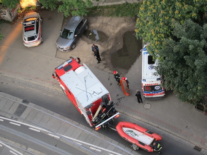 Wrocław: Pijana para wpadła do wody. Ratowała ich straż (ZDJĘCIA)