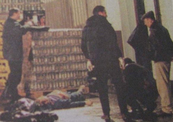 W grudniu 2000 r. na terenie rozlewni piwa przy ul. Chrobrego w Toruniu zastrzelony został młody mężczyzna. Do parterowego budynku wtargnęło feralnego dnia dwóch zamaskowanych napastników. W pomieszczeniach rozlewni był współwłaściciel i jeden pracownik.