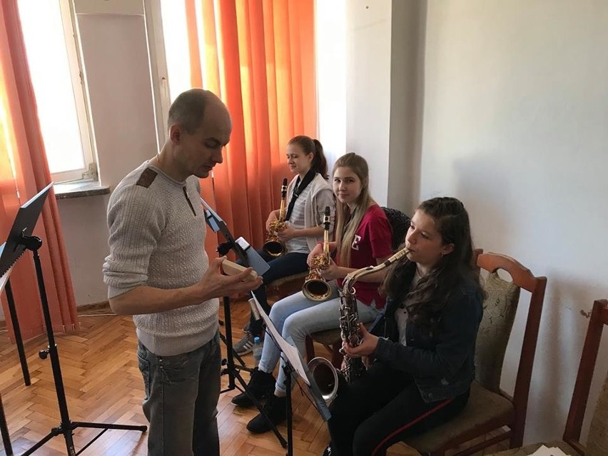 Sześć orkiestr dętych z powiatu włoszczowskiego przygotowuje wspólny koncert. W pierwszych warsztatach uczestniczyło ponad 100 osób(ZDJĘCIA)