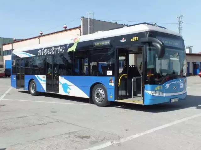 Taki autobus napędzany energią elektryczną wozi od środy pasażerów miejskiej komunikacji po Stalowej Woli.