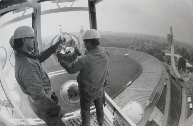 W październiku 1986 roku po raz pierwszy rozbłysły charakterystyczne maszty oświetleniowe na stadionie Lecha Poznań. Jupitery działały przy Bułgarskiej 22 lata. Zniknęły podczas przebudowy stadionu na Euro 2012. Przejdź dalej, zobacz zdjęcia i sprawdź szczegóły --->