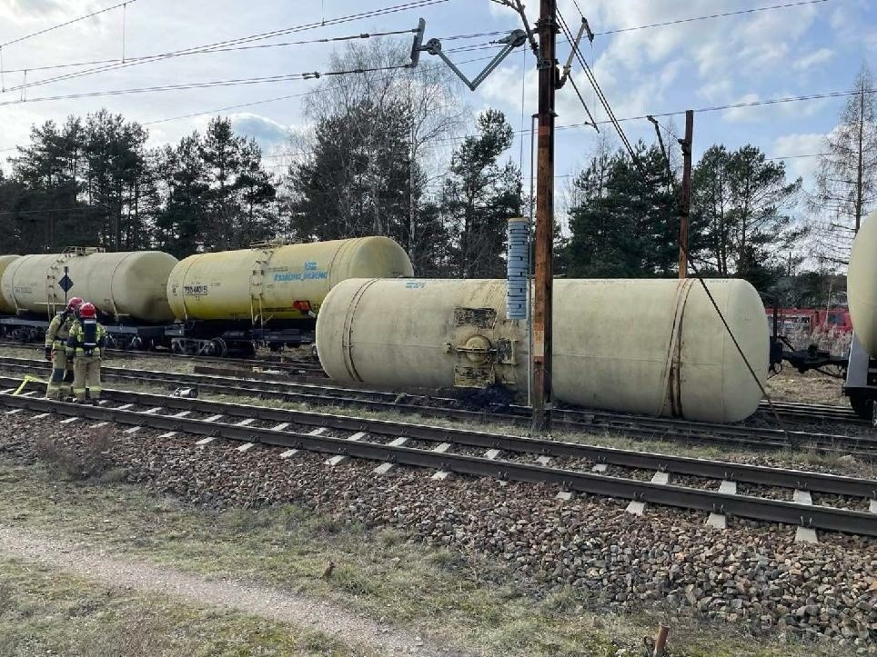 Wypadek na stacji pod Oleśnicą. Wykoleiła się cysterna z paliwem lotniczym. Służby ewakuują pobliskie zakłady i blokują drogi