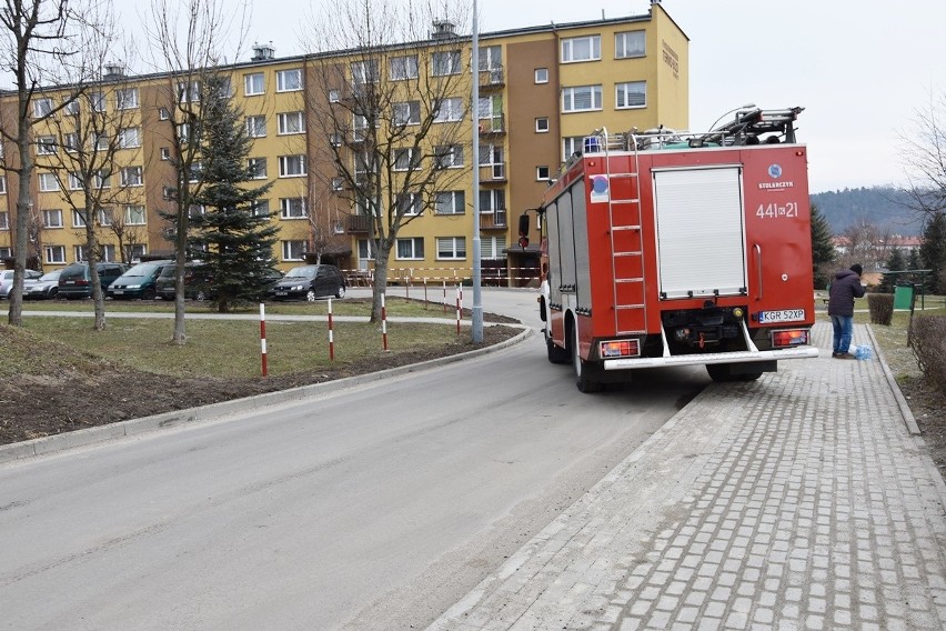 Gorlice. Groził, że wysadzi blok w powietrze. Na miejscu policja, pogotowie ratunkowe, straż pożarna. Nikomu na szczęście nic się nie stało