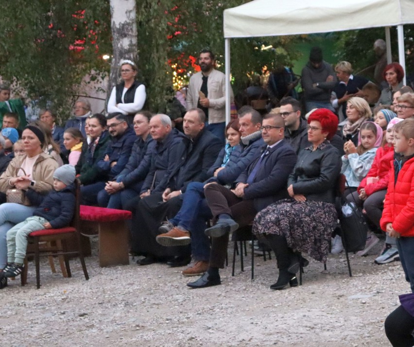 Wyjątkowe przedstawienie w Małęczynie obejrzało około 200 osób. "Między pokoleniami" przyciągnęło tłumy
