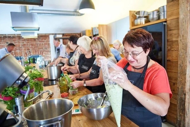 Warsztaty kulinarne odbywają się w Book&Cook Studio Kulinarne