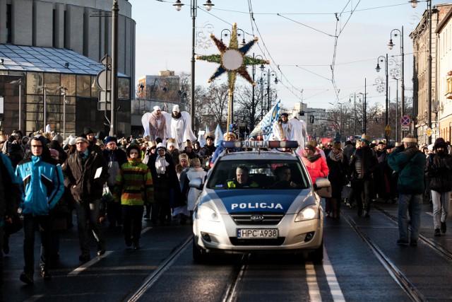 Około 15 tysięcy bydgoszczan wzięło udział w tradycyjnym corocznym Orszaku Trzech Króli. Pochód poprowadzili Kacper, Melchior i Baltazar jadący na koniach i wielbłądzie.Bydgoski Orszak Trzech Króli rozpoczął się Mszą Świętą w kościele Świętej Trójcy, której przewodniczył ks. biskup Jan Tyrawa. Po jej zakończeniu uczestnicy uformowali pochód i podążyli za betlejemską gwiazdą, by złożyć pokłon Świętej Rodzinie. Orszak poprowadzili Kacper, Melchior i Baltazar w strojach z epoki. W tym roku królowie podążali do Stajenki na karych koniach i wielbłądzie. Dwugarbny wielbłąd, na którym jechał król Baltazar przyjechał specjalnie do Bydgoszczy z mini zoo w Horodyszczu (województwo lubelskie).Policja na czele orszaku Trzech Króli w Sopocie