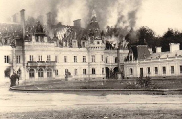 Na zdjęciu płonie podpalony przez nich pałac - rezydencja króla Stanisława Augusta Poniatowskiego, który już nigdy nie został odbudowany. Niesamowite zdjęcie i historie z Kozienic w czasie II wojnie światowej na kolejnych slajdach