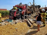 Groźny wypadek w Łeknie. Ciężarówka z drewnem wjechała w przystanek. Lądował śmigłowiec LPR [ZDJĘCIA]