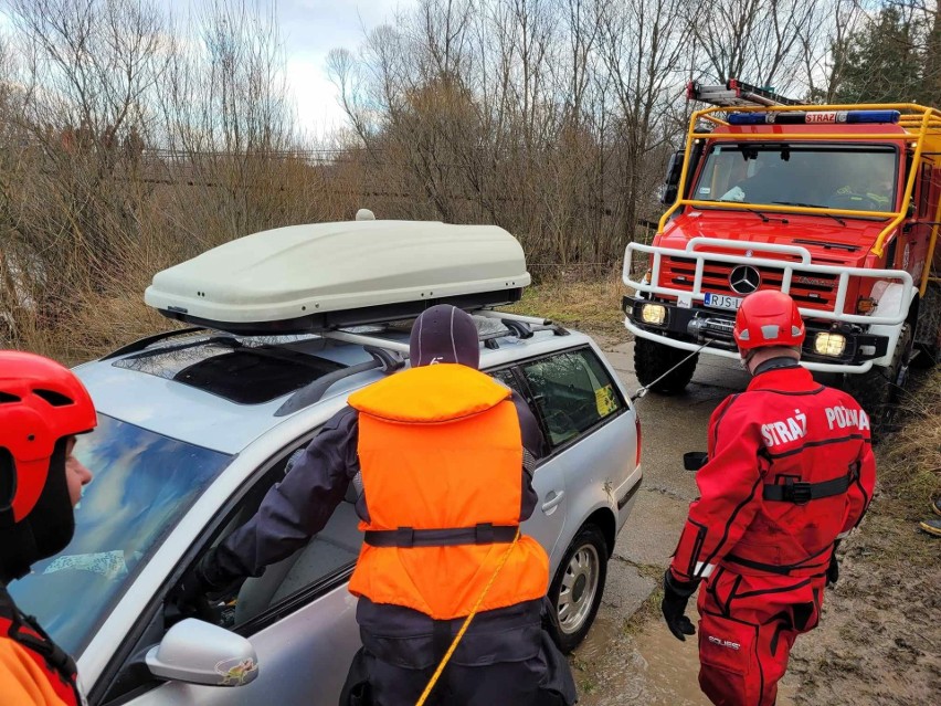 W Krempnej nurt rzeki Wisłoka porwał samochód z betonowego przejazdu [ZDJĘCIA]