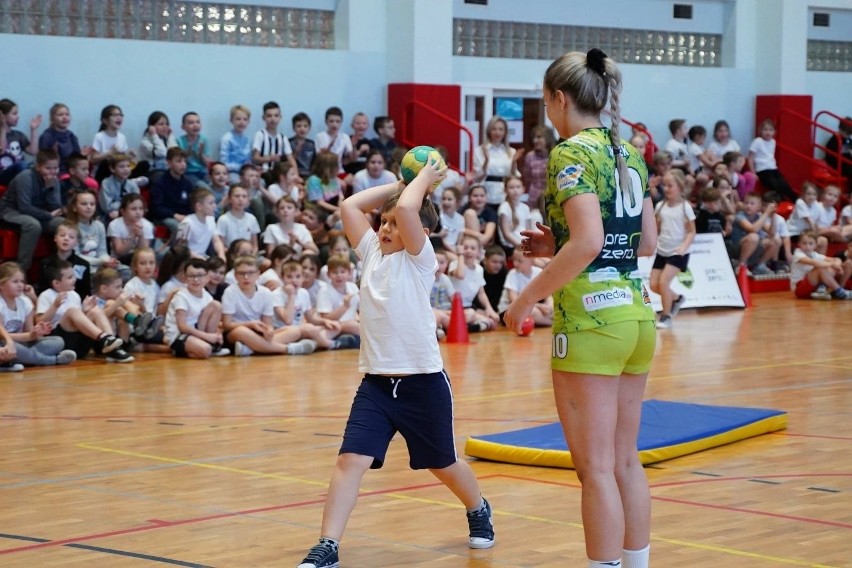 Mini Handball Akademia Pre Zero APR Radom to kuźnia talentów. Włodarze klubu z Radomia dbają o rozwój kobiecego szczypiorniaka 