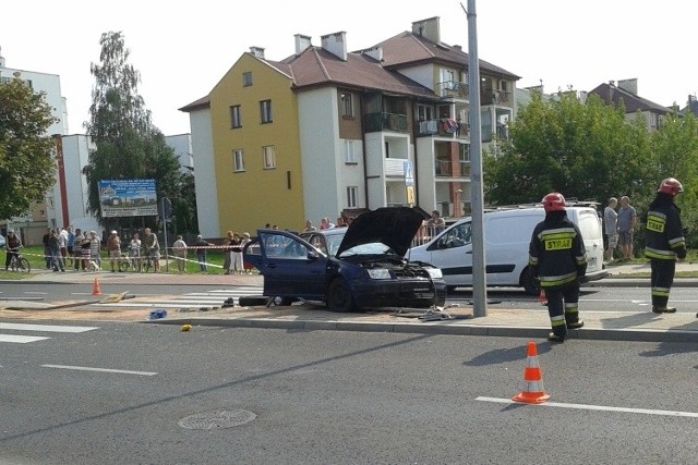 Wypadek na ulicy Produkcyjnej. Straż pożarna uwalniała kierowcę volkswagena
