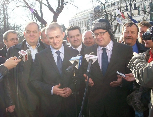Nakładając na głowę czapkę-uszankę poseł Marek Wikiński zasugerował, że zadłużony po uszy Radom będzie miał mniej pieniędzy na odśnieżanie ulic.