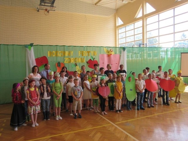 Zwycięski zespół ze szkoły w Samborcu.