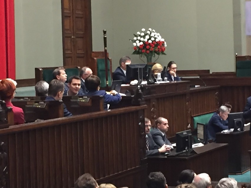 Poseł Łukasz Rzepecki składa na ręce premier Beaty Szydło...