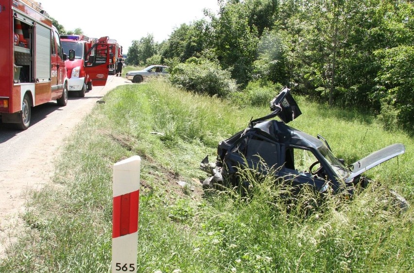 Wypadek na krajowej "siódemce" w Podzamczu Chęcińskim. Ciężarówka najechała na tył osobówki