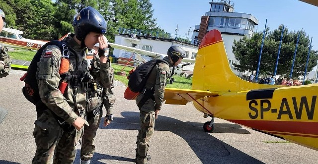 Kilkudziesięciu uczniów Zespołu Szkół ZDZ Andrychów, Wadowice, Kęty wzięło udział w kursie spadochronowym. Na koniec mieli okazję oddać skoki z samolotu na lotnisku w Aleksandrowicach