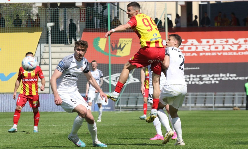 PKO Ekstraklasa. Korona Kielce zremisowała z Zagłębiem Lubin 2:2. Dwa gole Jewgienija Szykawki. Konrad Forenc bronił ze złamanym palcem!