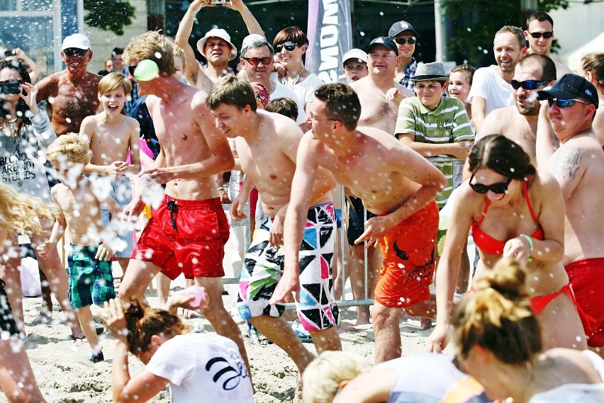 Bitwa na balony z wodą na plaży w Gdyni pozwoliła turystom...