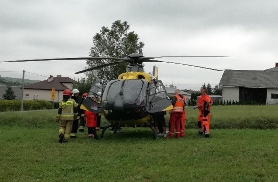 W Racławicach mężczyzna spadł z dachu. Helikopter LPR zabrał go do Tarnowa (AKTUALIZACJA)