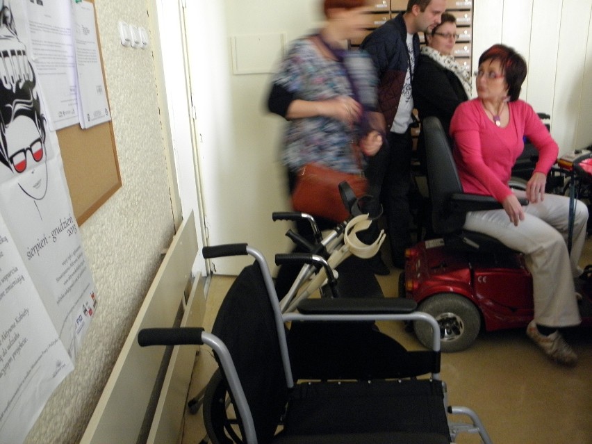 Częstochowa: Urzędnicy na wózkach inwalidzkich. Zobaczyli, jak to jest trudno [ZDJĘCIA]